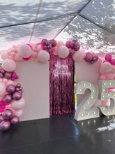 Charger l'image dans la galerie, Decoration d'anniversaire rose avec backdrop et arche de ballons chiffres lumineux 25