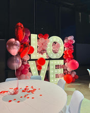 Charger l'image dans la galerie, Decoration saint Valentin avec mur de ballons et lettres lumineuses LOVE