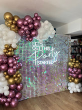 Charger l'image dans la galerie, Photocall mur à paillettes avece néon et guirlande de ballons