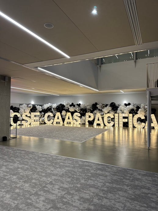 Decoration nouvel an avec lettres lumineuses et ballons 