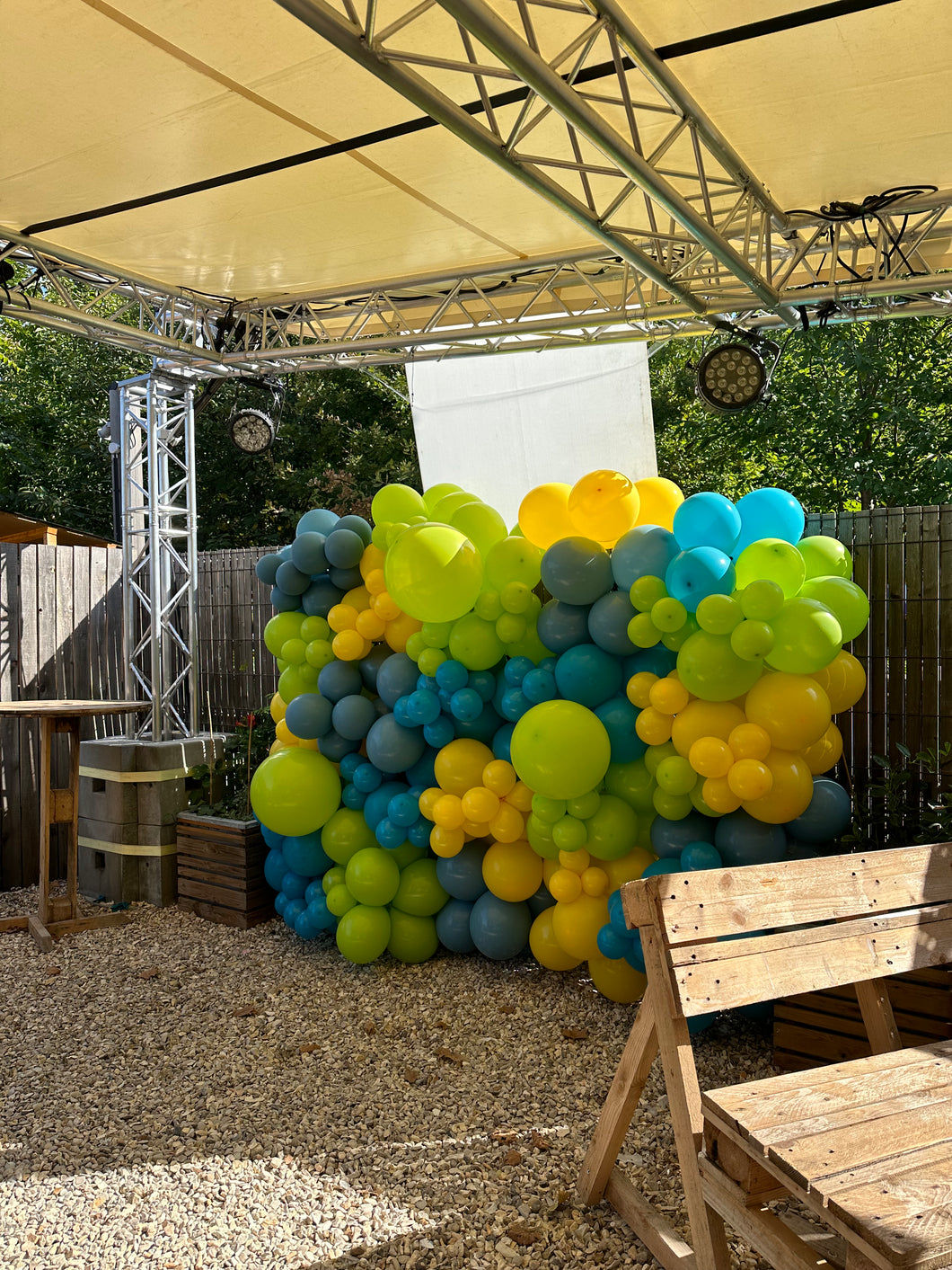 Mur de ballons pour entreprise aux couleurs du logo